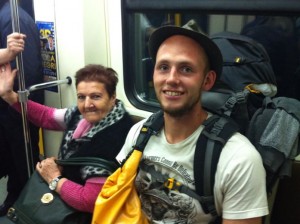 モスクワの地下鉄でバレンティンを気に入ったおばさんと記念撮影
