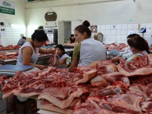 ウランバートルの肉市場。モンゴルでは豚肉は高級品