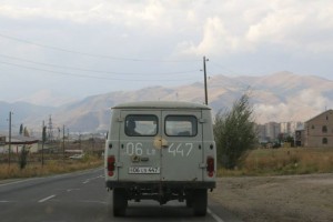 道中、モンゴルでお世話になったロシアンジープに遭遇する