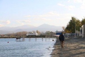 湖畔には誰も居なかった