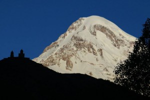 村から望むカズベキ山の山頂